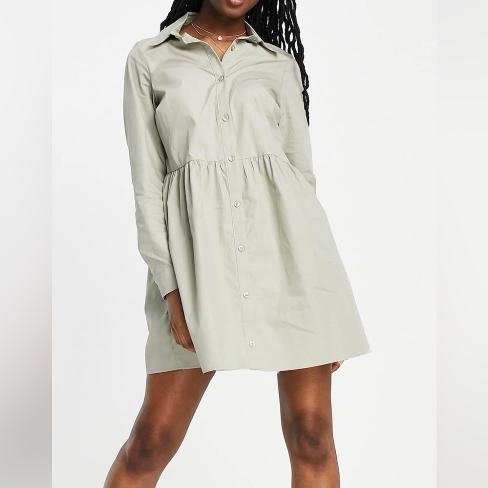 Elegant Women's Button-Up Dress in Light Green